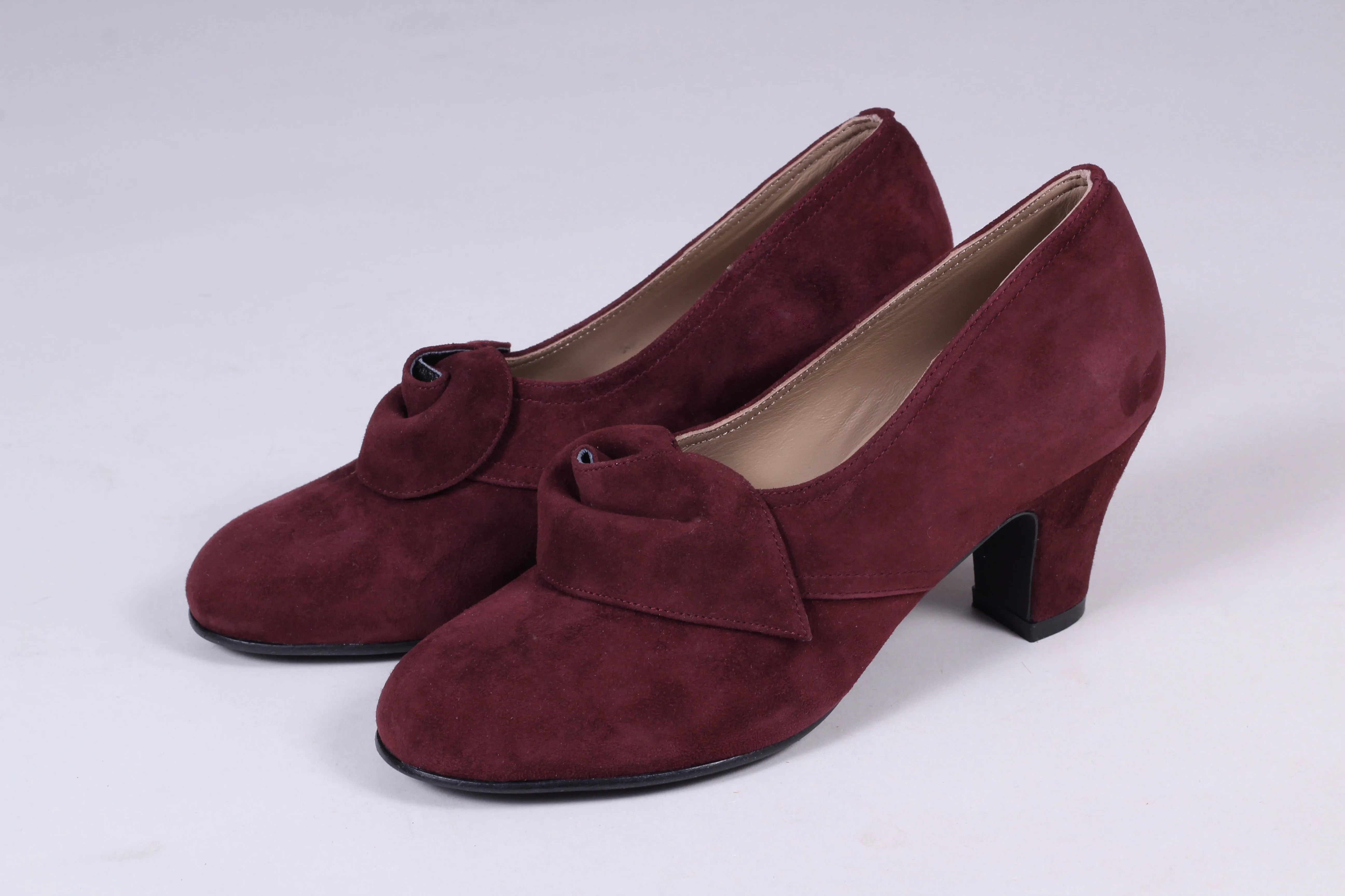 1940s style suede pumps with a rosette - Plum - Luise